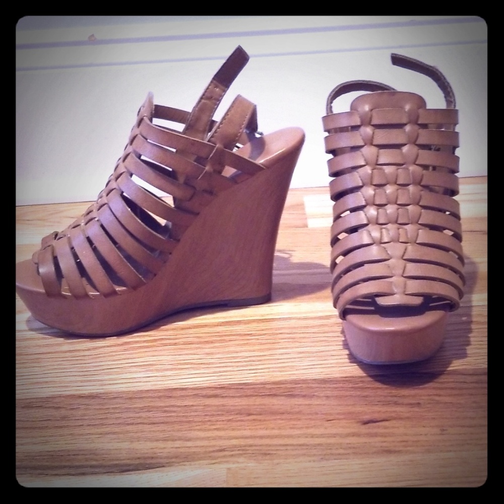 Cute strappy wedges, size 8